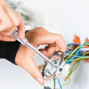Elektryk Kraków – jak prawo budowlane reguluje bezpieczne instalacje i serwis