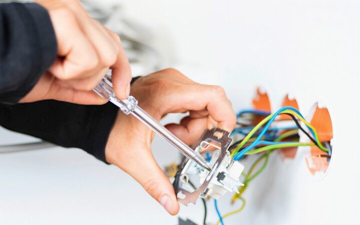 Elektryk Kraków – jak prawo budowlane reguluje bezpieczne instalacje i serwis